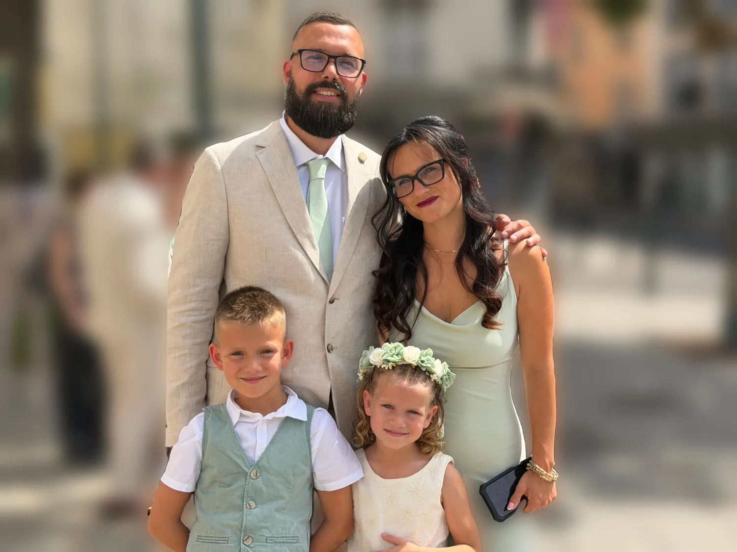 Kevin, Mélina et leurs deux enfants, en tenue de fête